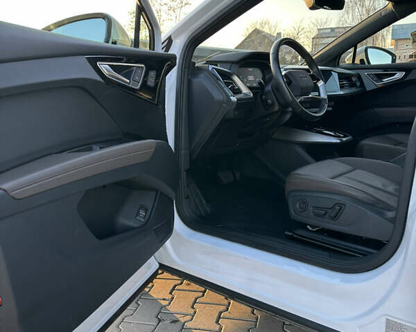 Белый Ауди Q4 e-tron, объемом двигателя 0 л и пробегом 43 тыс. км за 26950 $, фото 12 на Automoto.ua