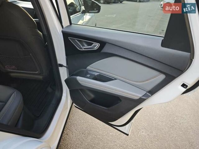 Белый Ауди Q4 e-tron, объемом двигателя 0 л и пробегом 20 тыс. км за 28700 $, фото 10 на Automoto.ua