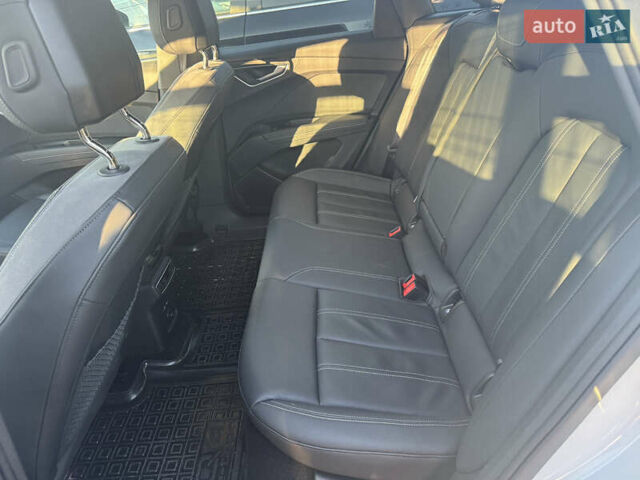 Белый Ауди Q4 e-tron, объемом двигателя 0 л и пробегом 45 тыс. км за 29999 $, фото 26 на Automoto.ua