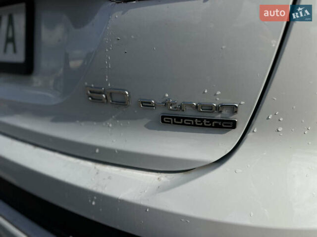 Білий Ауді Q4 e-tron, об'ємом двигуна 0 л та пробігом 13 тис. км за 38500 $, фото 7 на Automoto.ua