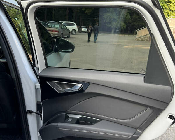 Белый Ауди Q4 e-tron, объемом двигателя 0 л и пробегом 22 тыс. км за 29500 $, фото 23 на Automoto.ua