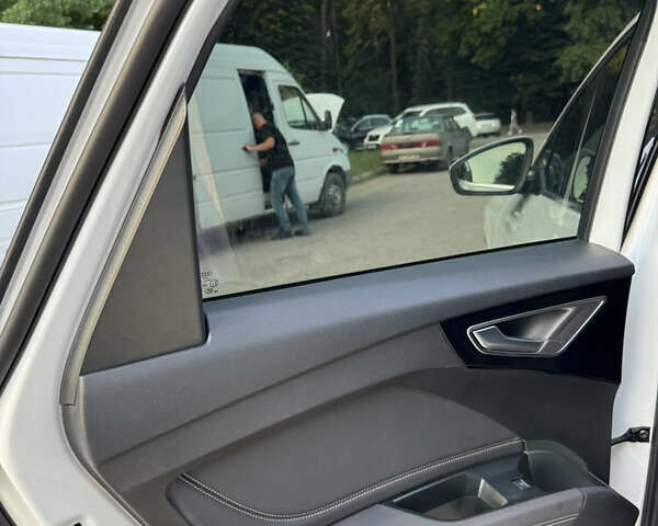 Белый Ауди Q4 e-tron, объемом двигателя 0 л и пробегом 22 тыс. км за 29500 $, фото 21 на Automoto.ua