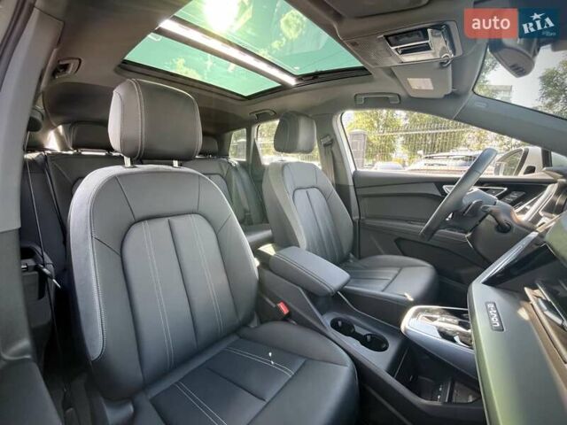 Белый Ауди Q4 e-tron, объемом двигателя 0 л и пробегом 2 тыс. км за 36799 $, фото 32 на Automoto.ua