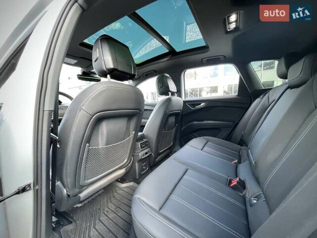 Белый Ауди Q4 e-tron, объемом двигателя 0 л и пробегом 2 тыс. км за 36799 $, фото 22 на Automoto.ua