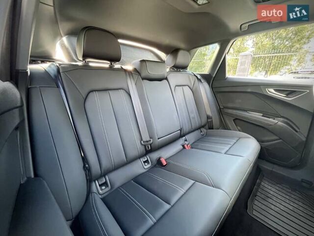 Белый Ауди Q4 e-tron, объемом двигателя 0 л и пробегом 2 тыс. км за 36799 $, фото 33 на Automoto.ua