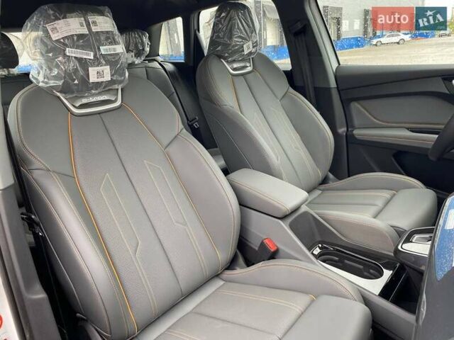 Белый Ауди Q4 e-tron, объемом двигателя 0 л и пробегом 1 тыс. км за 27600 $, фото 16 на Automoto.ua