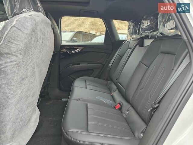 Белый Ауди Q4 e-tron, объемом двигателя 0 л и пробегом 1 тыс. км за 33200 $, фото 27 на Automoto.ua