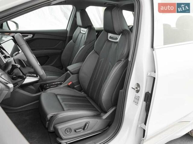 Білий Ауді Q4 e-tron, об'ємом двигуна 0 л та пробігом 1 тис. км за 32500 $, фото 12 на Automoto.ua
