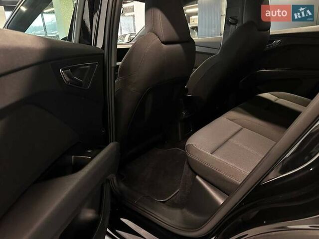 Черный Ауди Q4 e-tron, объемом двигателя 0 л и пробегом 52 тыс. км за 26900 $, фото 28 на Automoto.ua