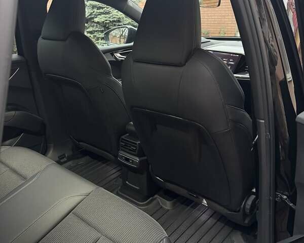 Черный Ауди Q4 e-tron, объемом двигателя 0 л и пробегом 81 тыс. км за 28700 $, фото 18 на Automoto.ua