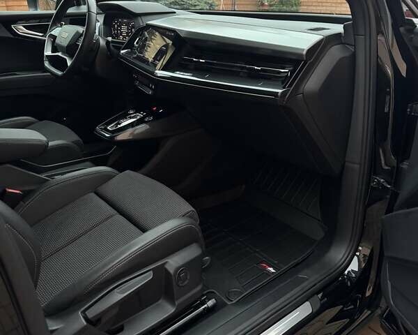 Черный Ауди Q4 e-tron, объемом двигателя 0 л и пробегом 81 тыс. км за 28700 $, фото 14 на Automoto.ua