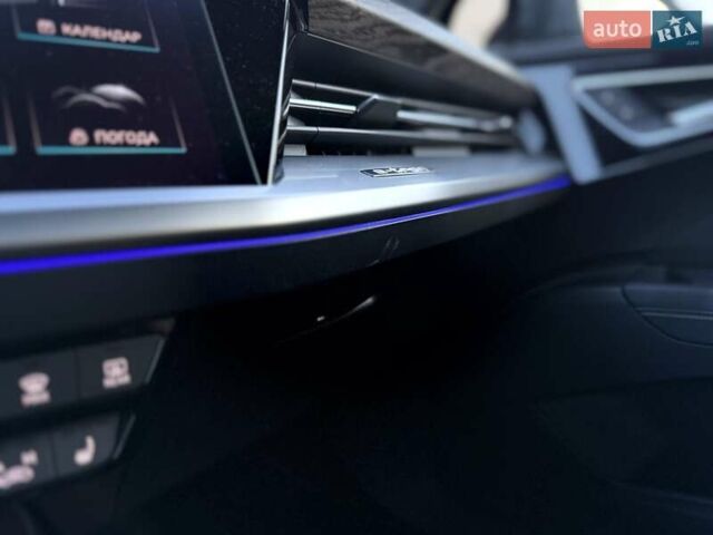 Чорний Ауді Q4 e-tron, об'ємом двигуна 0 л та пробігом 1 тис. км за 30999 $, фото 62 на Automoto.ua