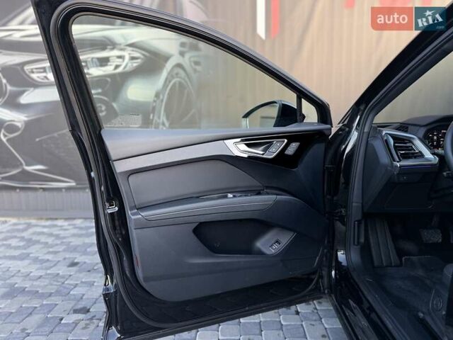 Чорний Ауді Q4 e-tron, об'ємом двигуна 0 л та пробігом 1 тис. км за 30999 $, фото 34 на Automoto.ua