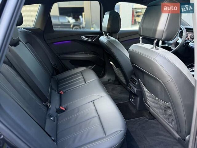 Чорний Ауді Q4 e-tron, об'ємом двигуна 0 л та пробігом 1 тис. км за 30999 $, фото 90 на Automoto.ua