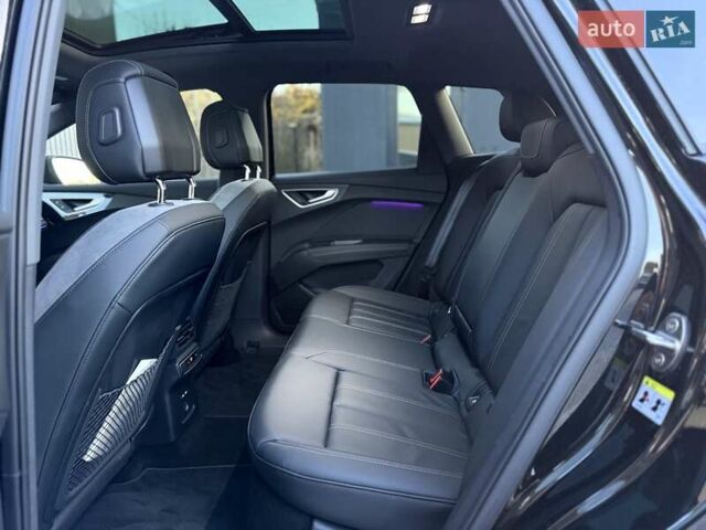 Чорний Ауді Q4 e-tron, об'ємом двигуна 0 л та пробігом 1 тис. км за 30999 $, фото 92 на Automoto.ua