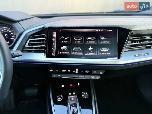Чорний Ауді Q4 e-tron, об'ємом двигуна 0 л та пробігом 1 тис. км за 30999 $, фото 68 на Automoto.ua