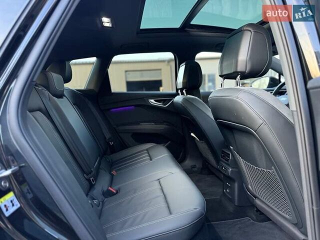 Чорний Ауді Q4 e-tron, об'ємом двигуна 0 л та пробігом 1 тис. км за 30999 $, фото 89 на Automoto.ua