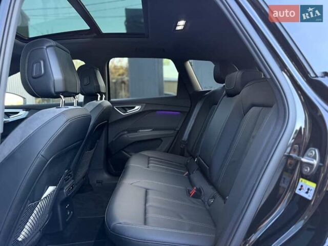 Чорний Ауді Q4 e-tron, об'ємом двигуна 0 л та пробігом 1 тис. км за 30999 $, фото 93 на Automoto.ua