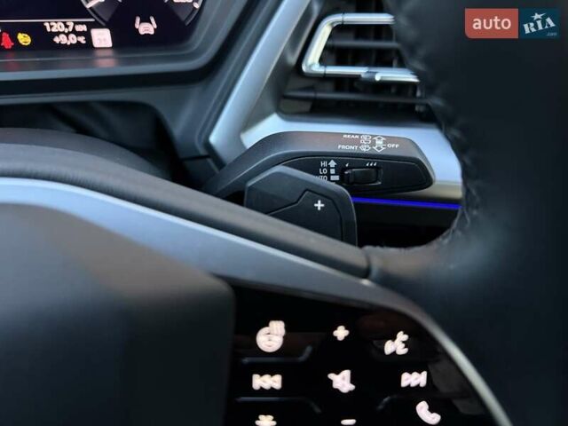 Чорний Ауді Q4 e-tron, об'ємом двигуна 0 л та пробігом 1 тис. км за 30999 $, фото 39 на Automoto.ua