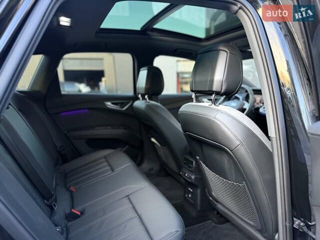 Чорний Ауді Q4 e-tron, об'ємом двигуна 0 л та пробігом 1 тис. км за 30999 $, фото 65 на Automoto.ua