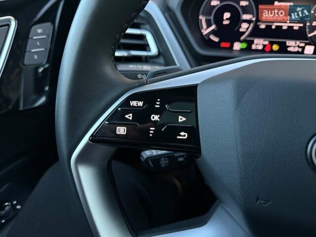 Чорний Ауді Q4 e-tron, об'ємом двигуна 0 л та пробігом 1 тис. км за 30999 $, фото 96 на Automoto.ua