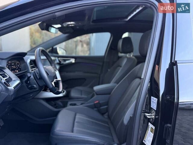 Чорний Ауді Q4 e-tron, об'ємом двигуна 0 л та пробігом 1 тис. км за 30999 $, фото 44 на Automoto.ua