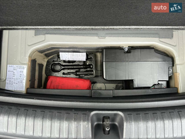 Серый Ауди Q4 e-tron, объемом двигателя 0 л и пробегом 130 тыс. км за 28000 $, фото 12 на Automoto.ua