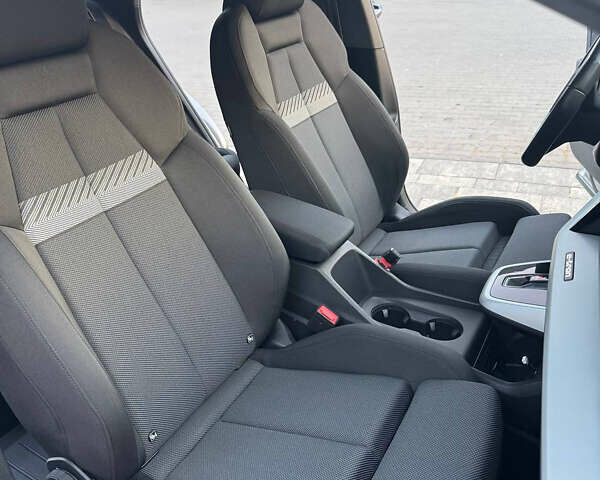 Серый Ауди Q4 e-tron, объемом двигателя 0 л и пробегом 80 тыс. км за 34999 $, фото 11 на Automoto.ua