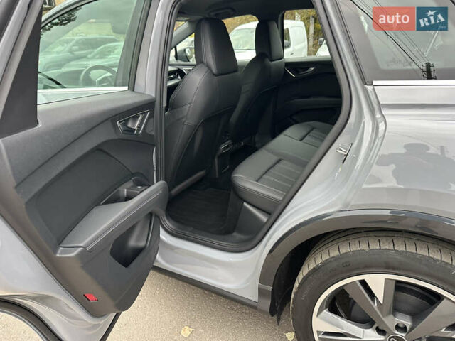 Сірий Ауді Q4 e-tron, об'ємом двигуна 0 л та пробігом 130 тис. км за 26900 $, фото 13 на Automoto.ua