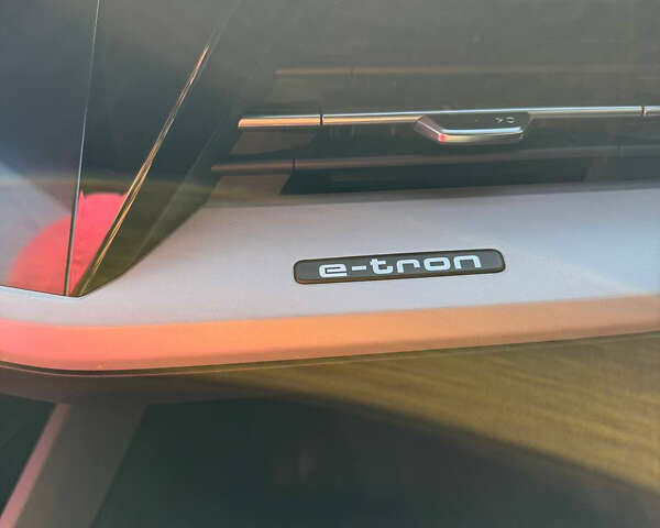 Серый Ауди Q4 e-tron, объемом двигателя 0 л и пробегом 80 тыс. км за 34999 $, фото 3 на Automoto.ua