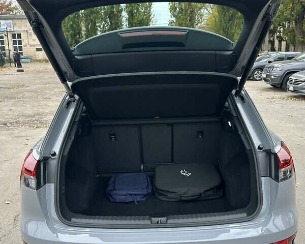 Серый Ауди Q4 e-tron, объемом двигателя 0 л и пробегом 130 тыс. км за 28000 $, фото 10 на Automoto.ua