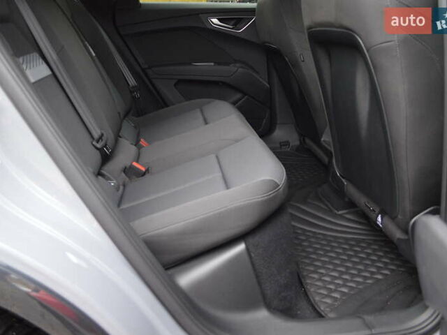 Серый Ауди Q4 e-tron, объемом двигателя 0 л и пробегом 22 тыс. км за 29999 $, фото 40 на Automoto.ua