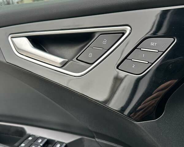 Серый Ауди Q4 e-tron, объемом двигателя 0 л и пробегом 45 тыс. км за 33850 $, фото 37 на Automoto.ua