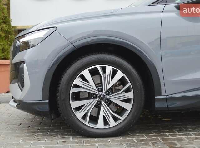 Серый Ауди Q4 e-tron, объемом двигателя 0 л и пробегом 22 тыс. км за 29999 $, фото 6 на Automoto.ua