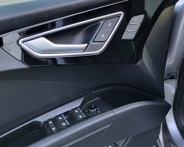 Сірий Ауді Q4 e-tron, об'ємом двигуна 0 л та пробігом 42 тис. км за 34500 $, фото 9 на Automoto.ua