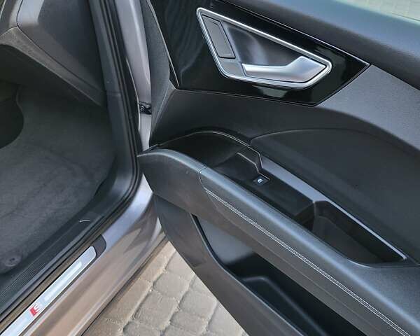Сірий Ауді Q4 e-tron, об'ємом двигуна 0 л та пробігом 42 тис. км за 34500 $, фото 10 на Automoto.ua