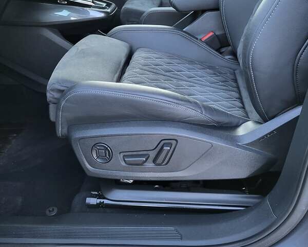 Сірий Ауді Q4 e-tron, об'ємом двигуна 0 л та пробігом 42 тис. км за 34500 $, фото 11 на Automoto.ua