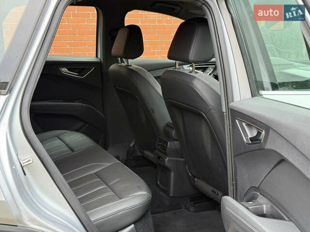 Серый Ауди Q4 e-tron, объемом двигателя 0 л и пробегом 50 тыс. км за 16900 $, фото 51 на Automoto.ua