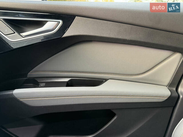 Сірий Ауді Q4 e-tron, об'ємом двигуна 0 л та пробігом 11 тис. км за 30000 $, фото 27 на Automoto.ua