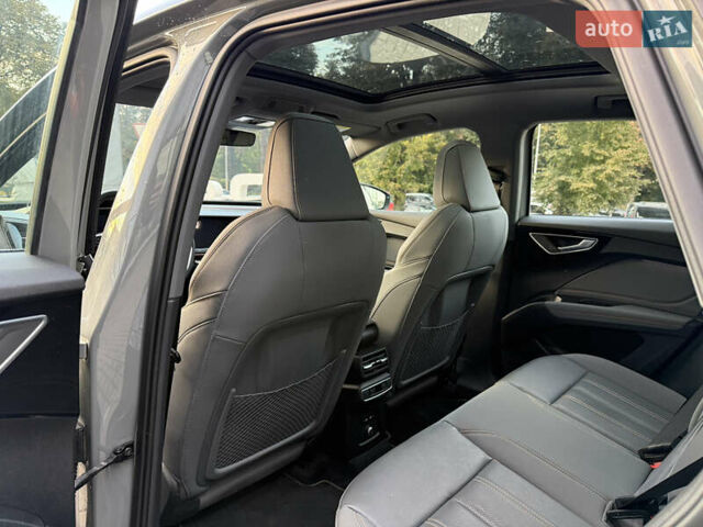 Сірий Ауді Q4 e-tron, об'ємом двигуна 0 л та пробігом 11 тис. км за 30000 $, фото 31 на Automoto.ua