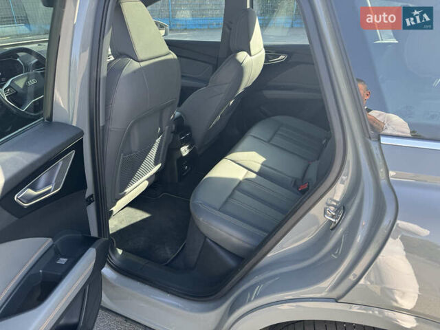Серый Ауди Q4 e-tron, объемом двигателя 0 л и пробегом 32 тыс. км за 26999 $, фото 13 на Automoto.ua