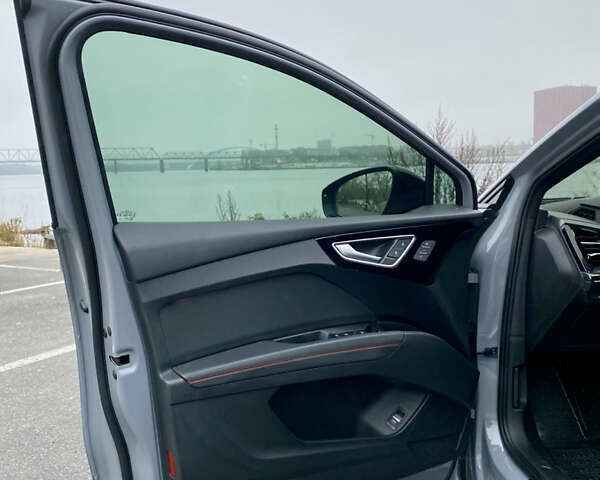 Сірий Ауді Q4 e-tron, об'ємом двигуна 0 л та пробігом 41 тис. км за 33900 $, фото 26 на Automoto.ua