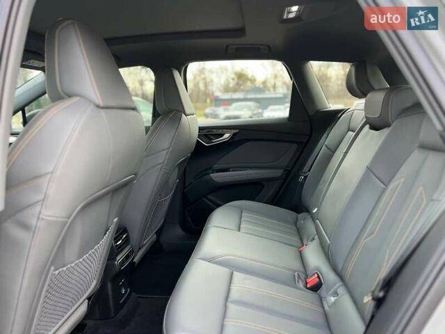 Серый Ауди Q4 e-tron, объемом двигателя 0 л и пробегом 16 тыс. км за 26999 $, фото 22 на Automoto.ua