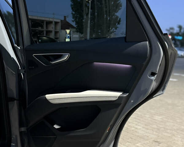 Серый Ауди Q4 e-tron, объемом двигателя 0 л и пробегом 29 тыс. км за 31900 $, фото 28 на Automoto.ua