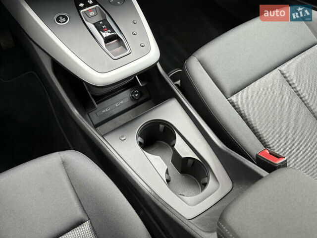 Сірий Ауді Q4 e-tron, об'ємом двигуна 0 л та пробігом 25 тис. км за 29790 $, фото 43 на Automoto.ua