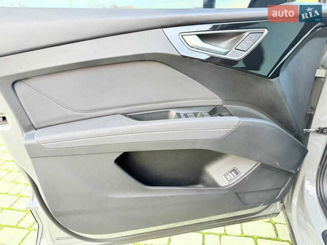 Серый Ауди Q4 e-tron, объемом двигателя 0 л и пробегом 55 тыс. км за 27500 $, фото 21 на Automoto.ua