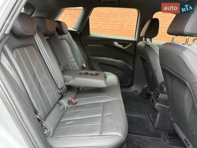 Серый Ауди Q4 e-tron, объемом двигателя 0 л и пробегом 50 тыс. км за 16900 $, фото 53 на Automoto.ua