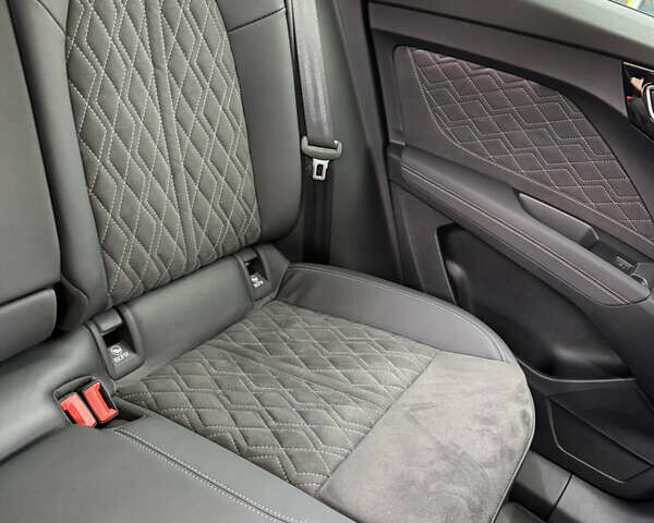 Серый Ауди Q4 e-tron, объемом двигателя 0 л и пробегом 10 тыс. км за 36900 $, фото 6 на Automoto.ua