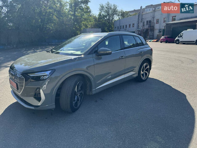 Серый Ауди Q4 e-tron, объемом двигателя 0 л и пробегом 32 тыс. км за 27500 $, фото 1 на Automoto.ua