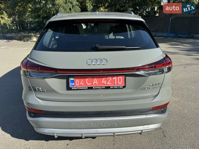 Серый Ауди Q4 e-tron, объемом двигателя 0 л и пробегом 32 тыс. км за 26999 $, фото 4 на Automoto.ua